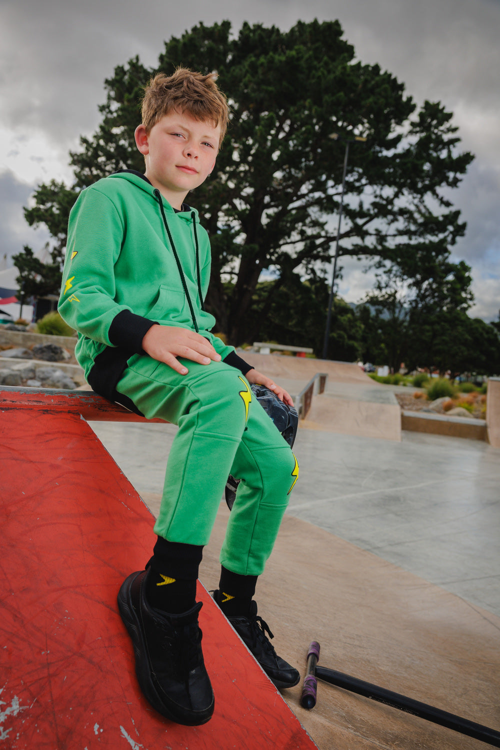 THE COLLECTIBLES | Black Bolts Skate Sock